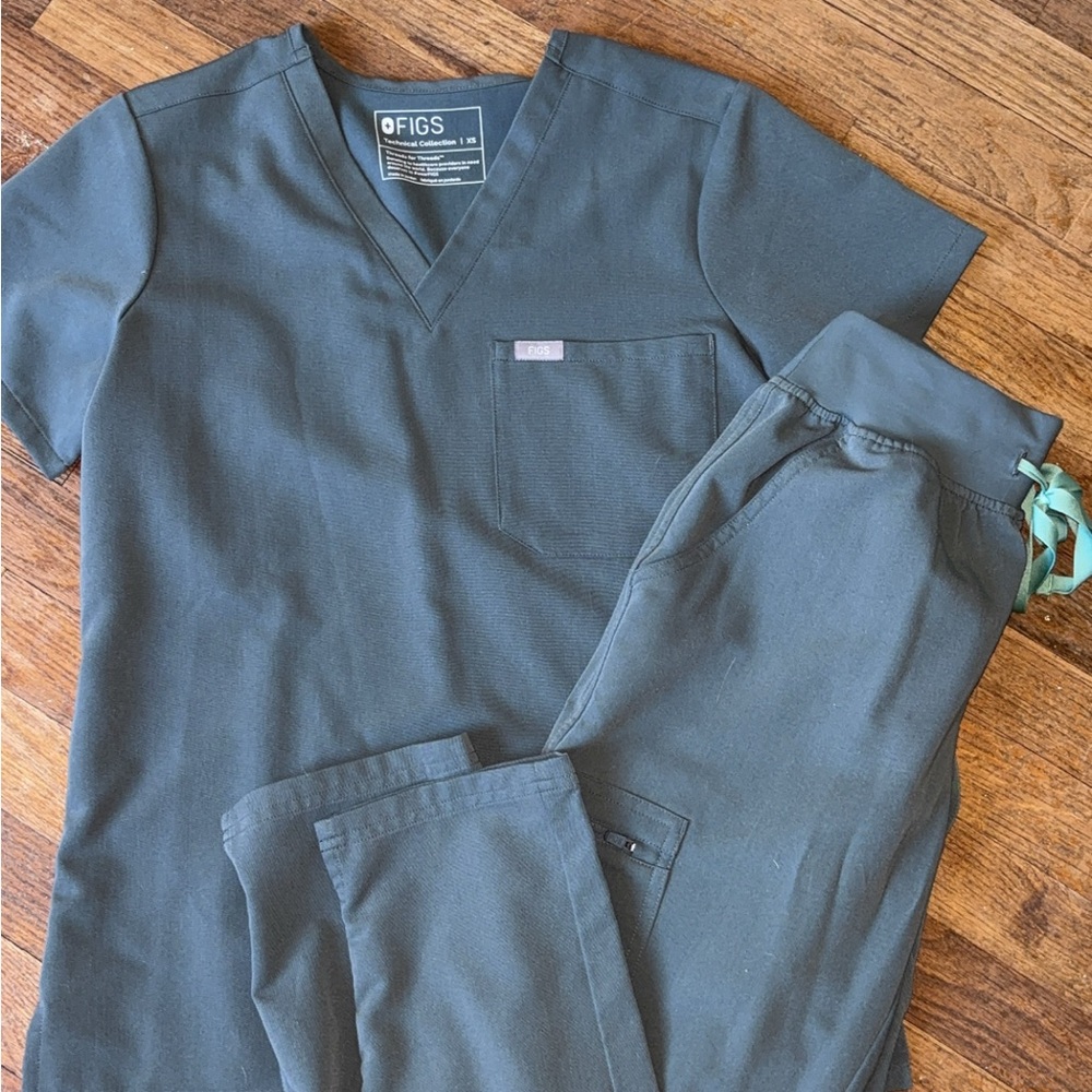 FIGS Charcoal Scrub Set